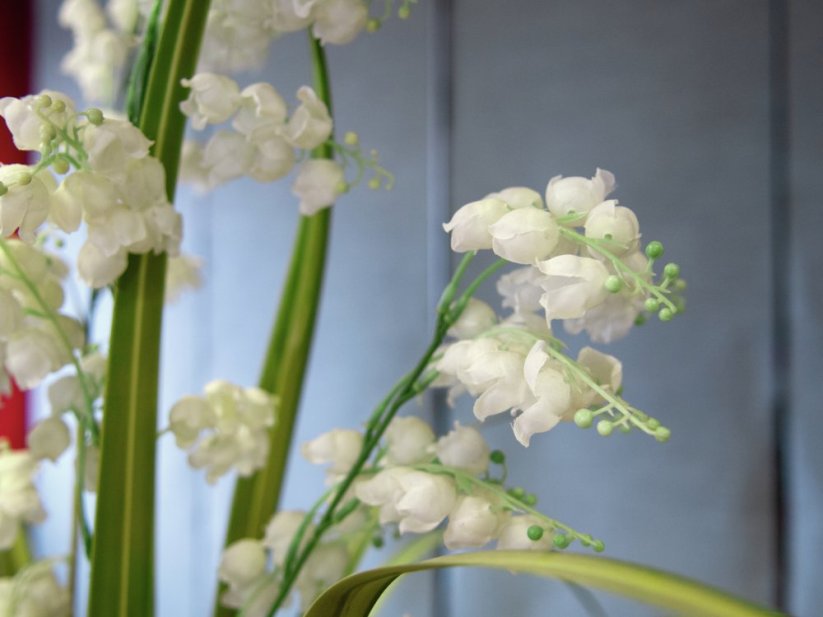 Umělá květina - Bílé zvonky v trávě, 105 cm