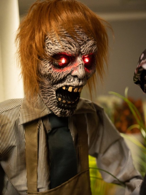 Halloween postava zombie s motorovou pilou, pohyblivá, 170 cm